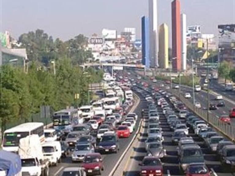 Provoca accidente de tráiler caos vial en Periférico norte