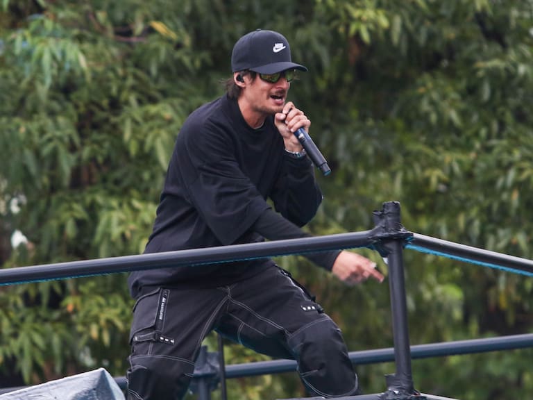 El cantante Danny Ocean se presentó en el Jardín Pushkin, en la colonia Roma, donde decenas de personas se congregaron para presenciar el concierto.FOTO: CAMILA AYALA BENABIB / CUARTOSCURO.COM