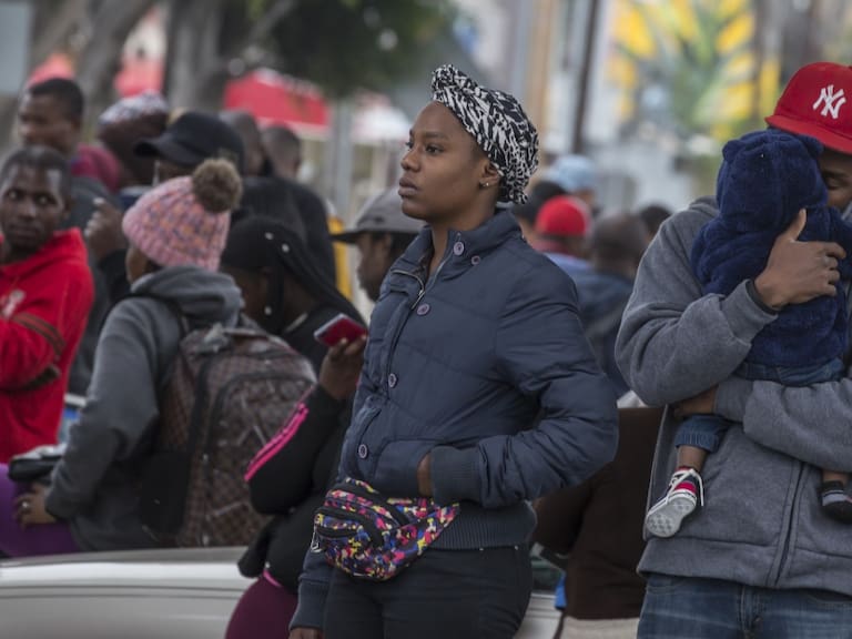 En promesa de oportunidades migrantes siguen en espera en Tijuana