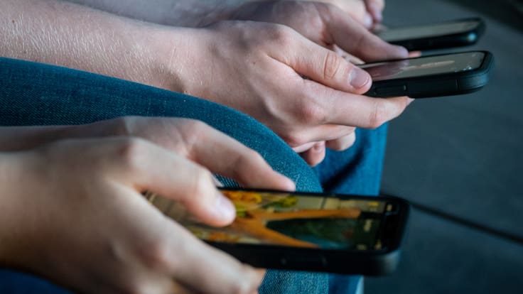 ¿Por qué cada vez más personas dejan de contestar llamadas telefónicas? La generación que prefiere escribir antes que hablar