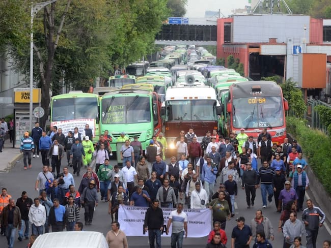 Transportistas de CDMX exigen ajuste tarifario; alistan movilización este martes