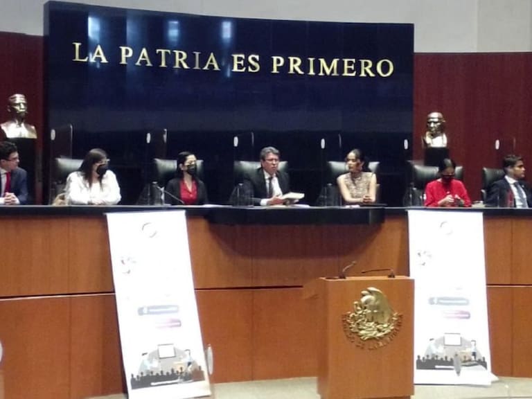 Por estar “en sueños o en retiro”, Santiago Nieto suspende ponencia