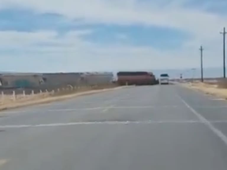 El incidente ocurrió cuando el conductor del autobús intentó ganarle el paso al tren, lo que provocó que la unidad fuera embestida y arrastrada varios metros antes de volcar sobre su costado en Cuatro Ciénegas, Coahuila.