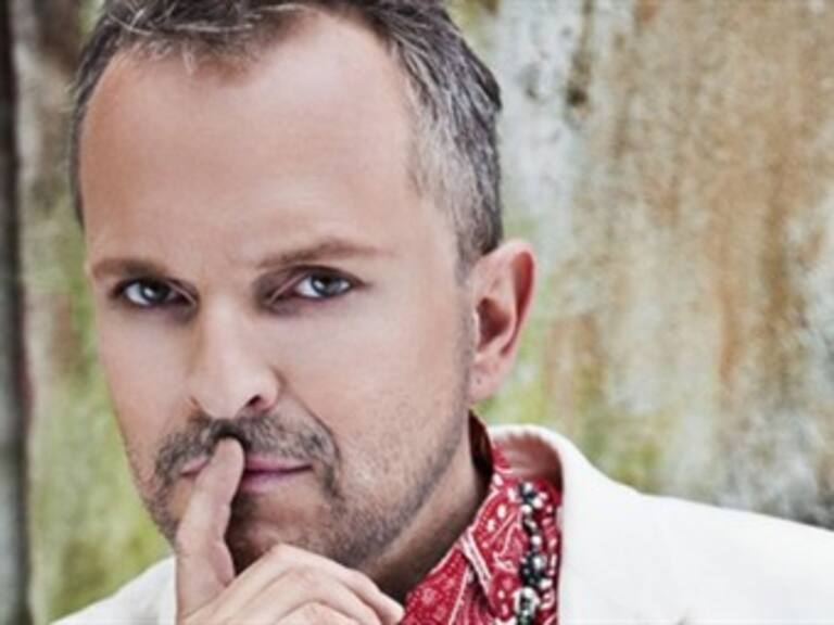 Ridiculiza Miguel Bosé a periodistas peruanos por preguntas insulsas