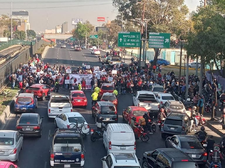 Comerciantes desquician vialidades, calzada de Tlalpan y sus conexiones, en demanda de espacios para venta de temporada.