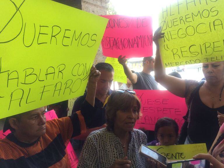 Protestan comerciantes del mercado Felipe Ángeles por sobrevigilancia policial