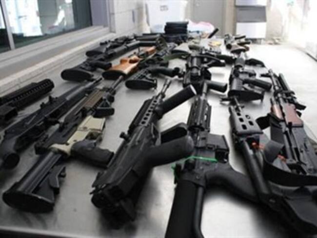 Perdemos batalla contra flujo ilegal de armas a México: Holder