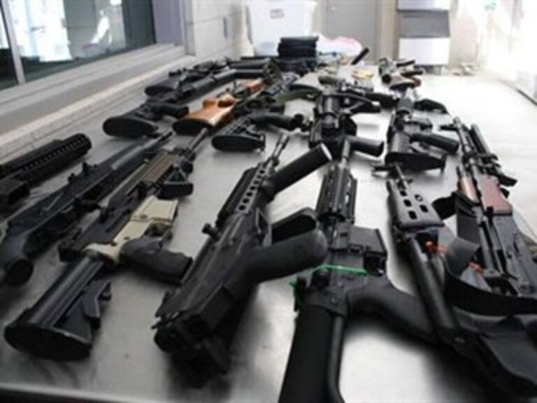 Perdemos batalla contra flujo ilegal de armas a México: Holder