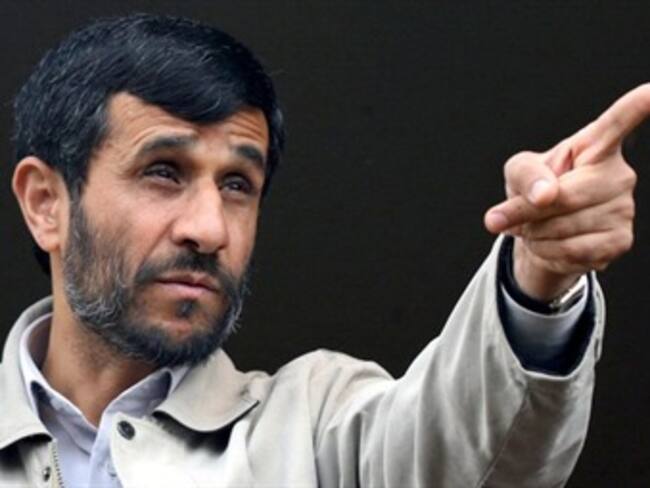 Inaugura Ahmadinejad primera planta nuclear iraní