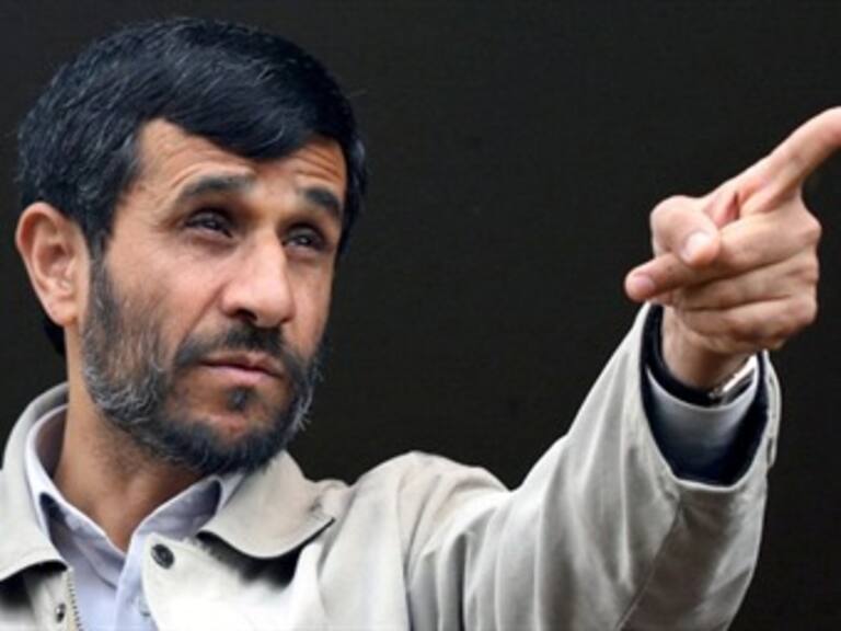 Inaugura Ahmadinejad primera planta nuclear iraní
