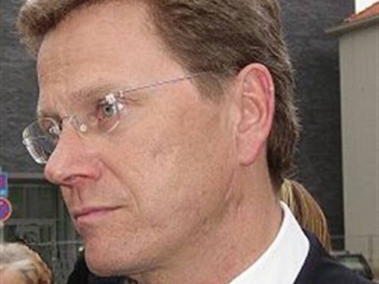 Se 'casa' canciller alemán con su compañero de prensa