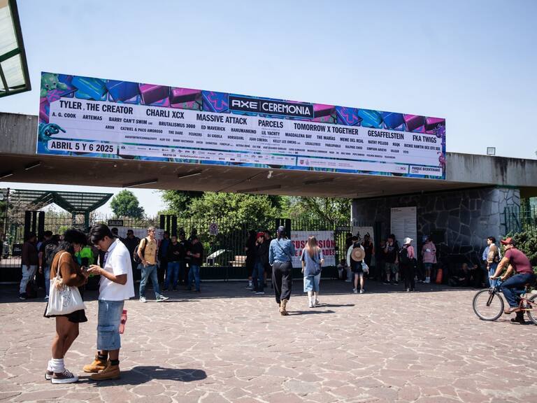 Trabajadores de la alcaldía Miguel Hidalgo clausuraron las puertas principales del Parque Bicentenario y las actividades del festival Axe Ceremonia
