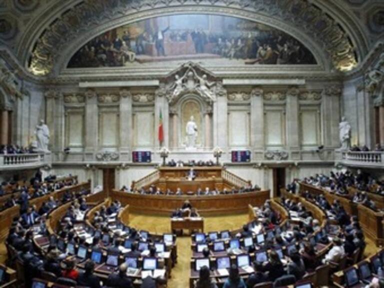 Aprueba Parlamento portugués bodas gay pero sin adopción