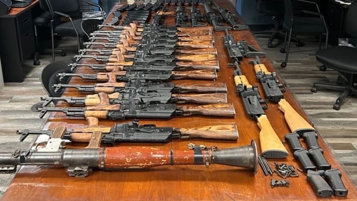 Detienen a mujer estadounidense con lanzacohetes y rifles que buscaba cruzar a México