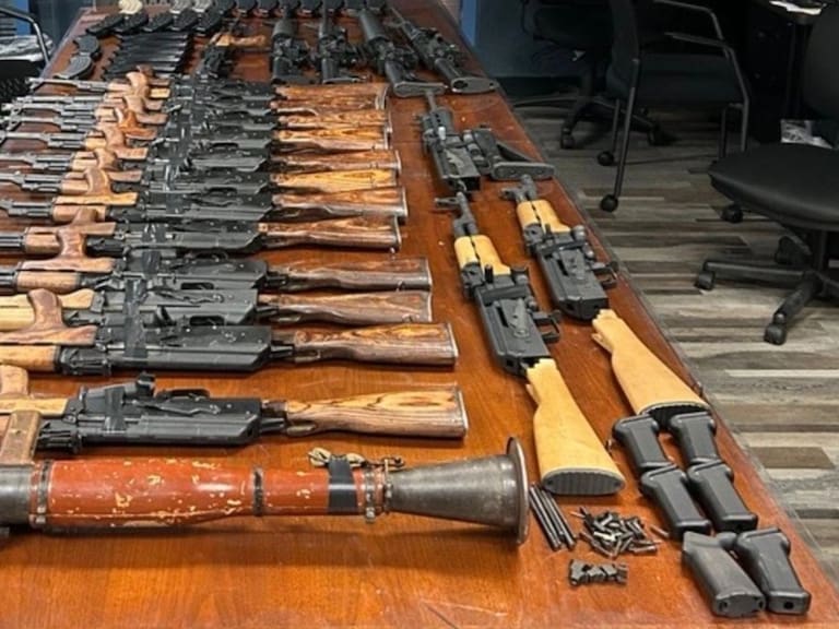 Mx -Detienen a mujer estadounidense con lanzacohetes y rifles que buscaba cruzar a México