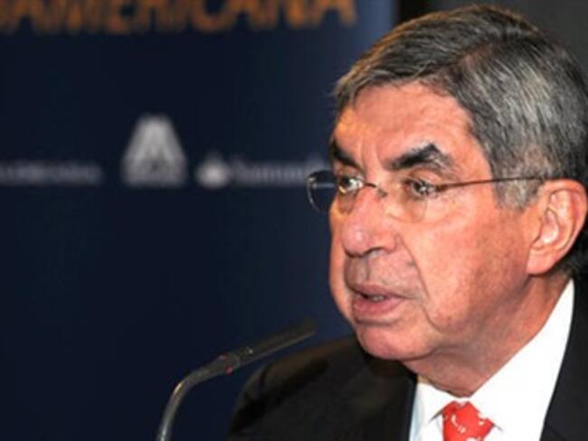 Clinton y Zelaya apoyan a Óscar Arias para mediar en Honduras