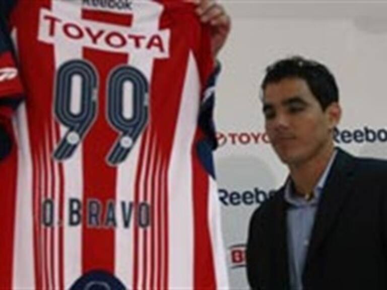 Presentan a Omar Bravo en Chivas