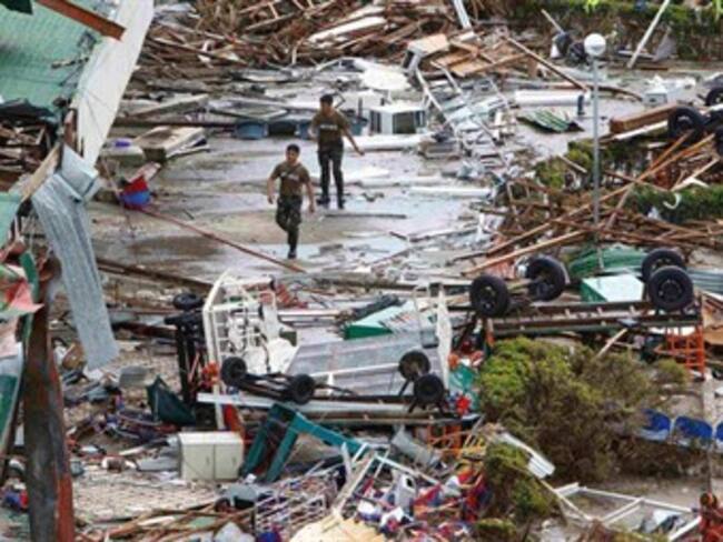 Reportan más de cinco mil muertos por paso de tifón en Filipinas