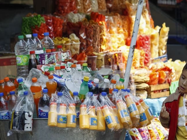 Presenta Morena iniciativa para prohibir venta de comida chatarra a menores