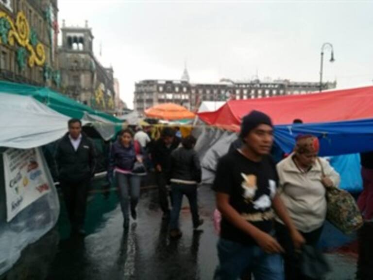 Pernoctan maestros de la CNTE entre aguaceros, hambre y falta de baños