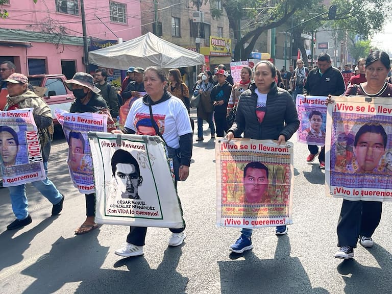 Familiares de los estudiantes desaparecidos de la Normal de Ayotzinapa continúan sus jornadas de exigencia de justicia a 11 años de los lamentables hechos.