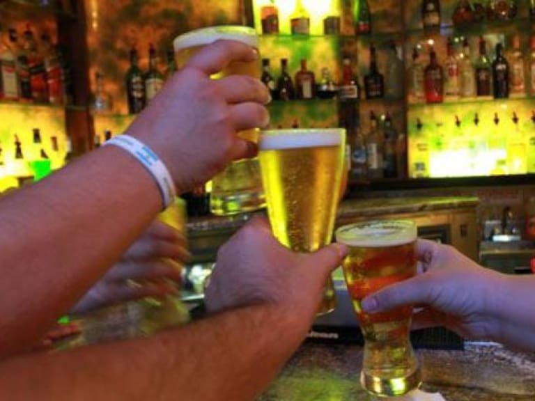 Proponen modificar horarios de venta de alcohol en bares y cantinas