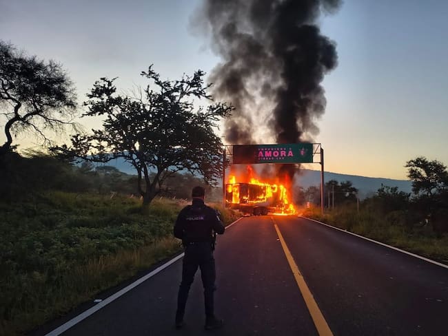 Michoacán: Bloqueos y quema de vehículos en la región del bajío y occidente
