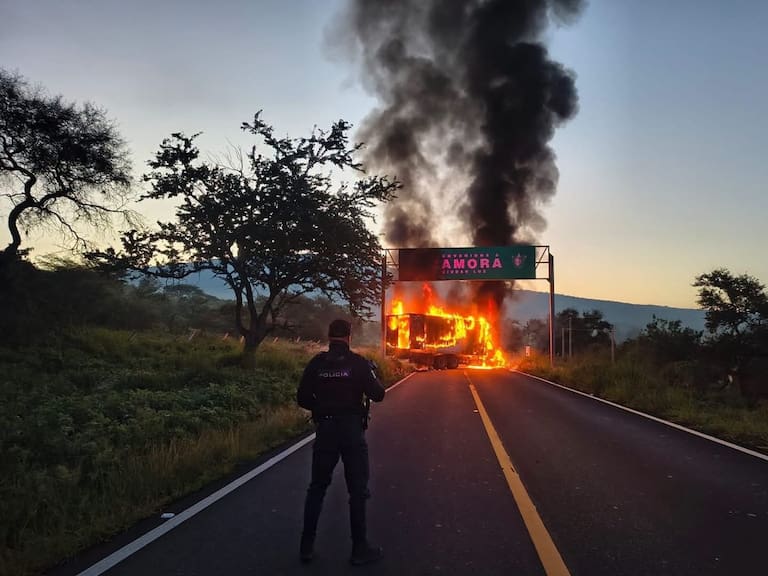 Bloqueos y quema de vehículos se registran en Michoacán, rumbo a Zamora en reacción a la detención de un líder criminal.