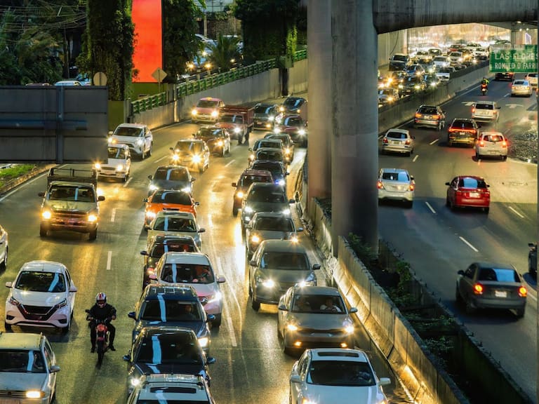 Estos autos descansan por el Hoy No Circula este 23 de junio de 2026. Getty Images
