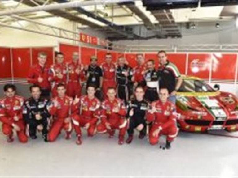 Visita Alonso al equipo Ferrari del Mundial