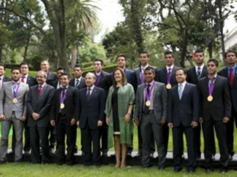 Se reúne Calderón con atletas Olímpicos