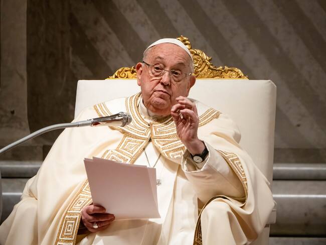 El papa Francisco se mantiene estable... ya no requiere ventilación mecánica