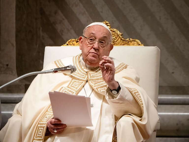 El papa Francisco se mantiene estable... ya no requiere ventilación mecánica