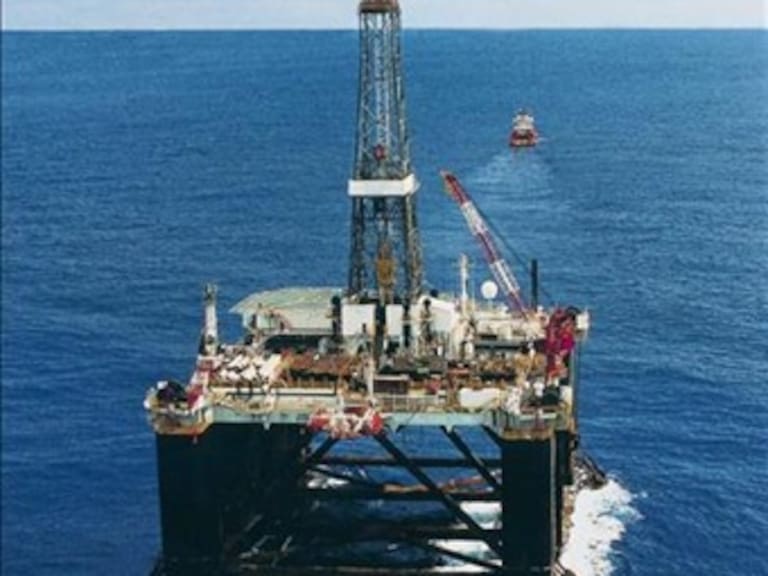 Garantiza Calderón el futuro de la industria petrolera