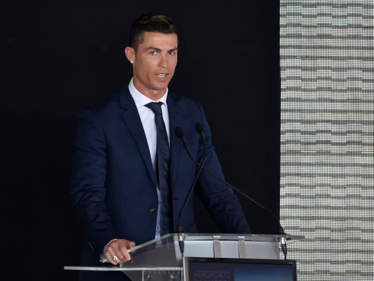 El escultor del busto de Cristiano Ronaldo sale en defensa de su creación