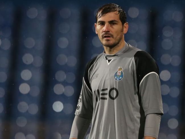 Iker Casillas regala camiseta a un aficionado del Real Madrid