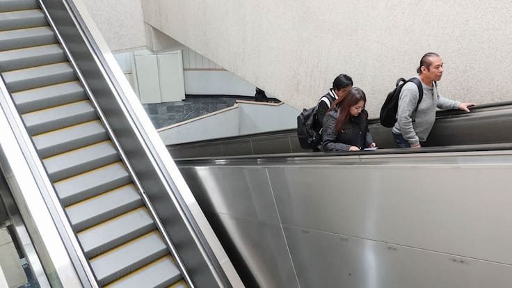 Brugada inaugura 20 escaleras eléctricas del Metro en líneas 7, 8 y 9