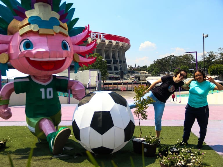 Ajolote rosa regresará al Estadio Ciudad de México; Clara Brugada niega que FIFA ordenara retirarlo