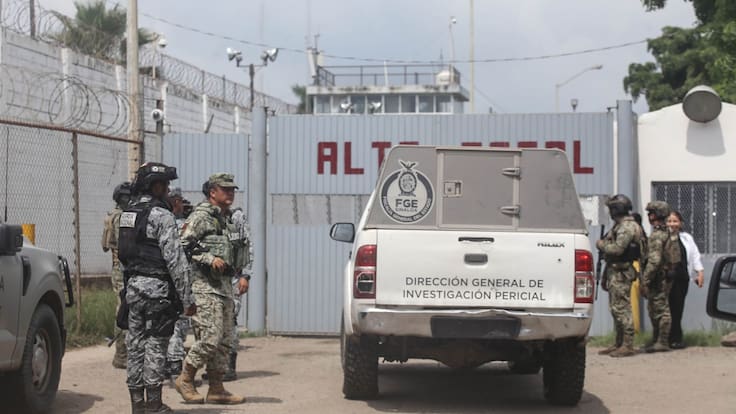 Trasladan a 49 reos de Sinaloa a cárceles federales tras riñas y problemas de sobrepoblación