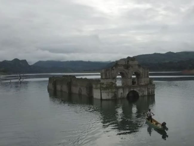 Convento emerge de las aguas en Chiapas