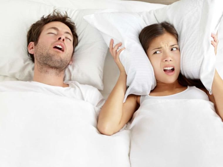 ¿Sabía que dormir con alguien que ronca afecta tu salud?