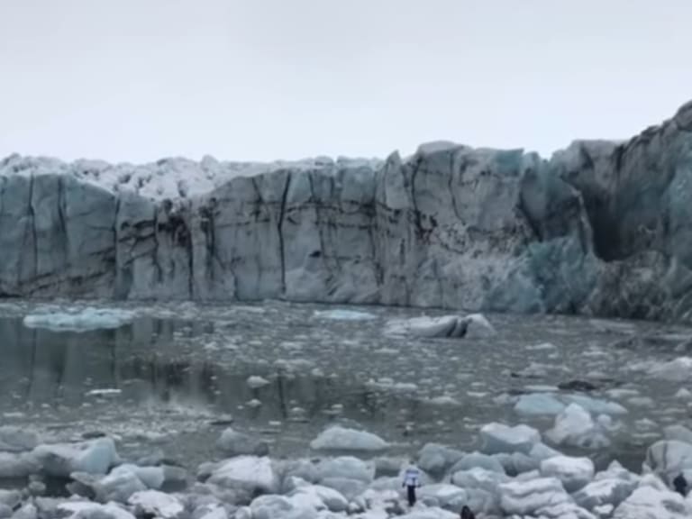 [VIDEO] Tremendo susto se llevaron turistas por derrumbe de un glaciar