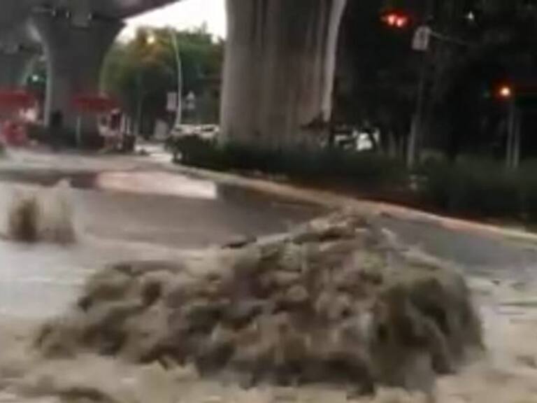 Lluvia en obras del colector pluvial Ávila Camacho causaron desbordamiento