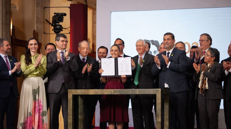 Sheinbaum y gasolineros acuerdan frenar alza en combustibles ante crisis energética