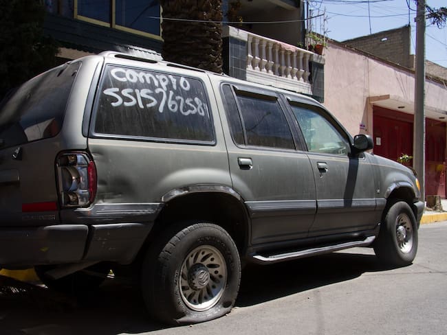 SSC y personal de vía publica retiran vehículos abandonados en calles de la Álvaro Obregón