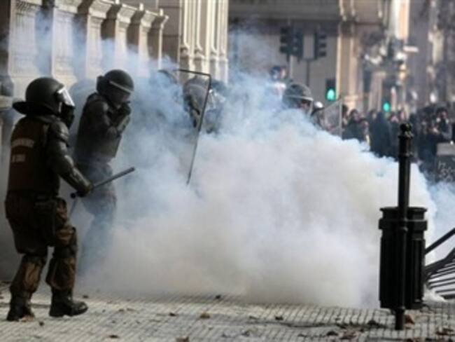 Comienza huelga nacional en Chile con barricadas