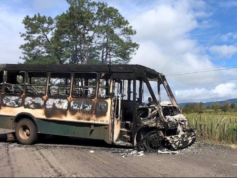 Hombres armados incendian autobús en Los Reyes, Michoacán; suspenden clases