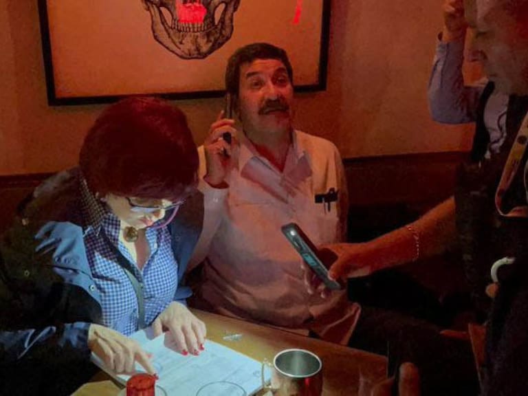 CIUDAD DE MÉXICO, 14AGOSTO2024.- En un operativo sorpresa de la Fiscalía de Chihuahua intentaron detener al exgobernador de la entidad, Javier Corral Jurado, por los delitos de peculado y corrupción. La detención se dio esta tarde en el restaurante Gin Gin, ubicado en la colonia Roma, donde funcionarios de la Fiscalía Anticorrupción de Chihuahua le leyeron la orden de aprehensión sobre los delitos de los que está siendo acusado. FOTO: CUARTOSCURO.COM