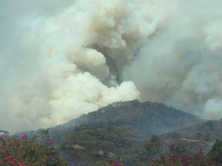 Fuerte incendio en cerro del Tepopote, declaran emergencia atmosférica