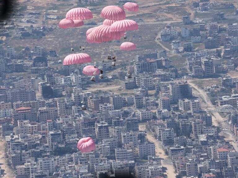 Alimento estaría llegando vía aérea a la Franja de Gaza desde aviones el ejército de Israel, tras la presión internacional.